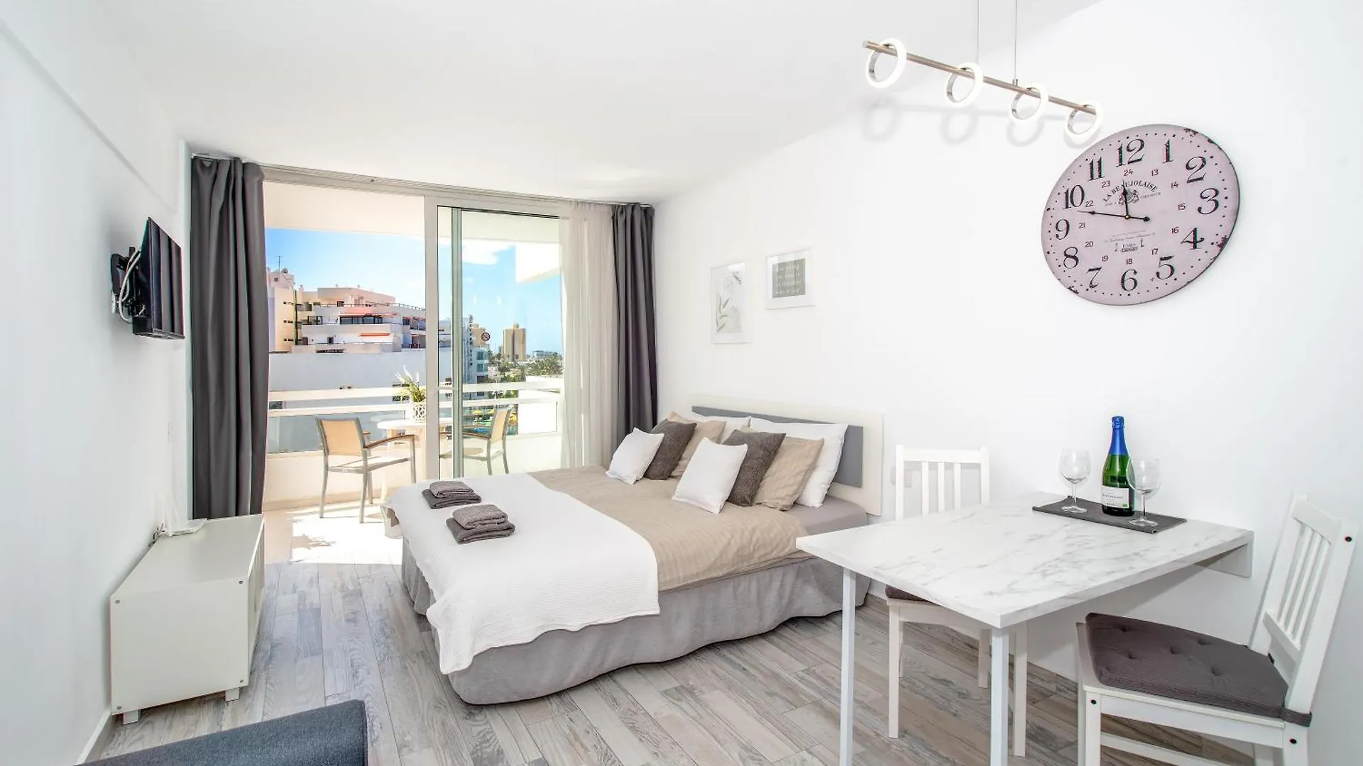 Modern Ponderosa, Las Americas Costa Adeje
